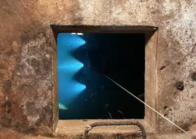 Pohled seshora na studnu užitkové vody uvnitř objektu bunkru