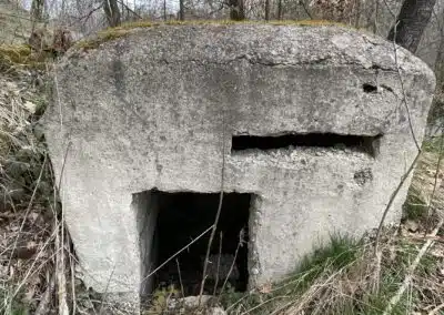 Jedna ze střílen, které jsou v areálu bunkru