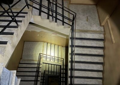 Schody osvětlené baterkou