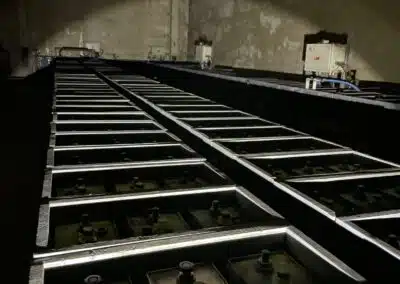 Baterkami osvětlený bateriový sál