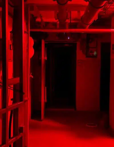 Temná prohlídka červeně osvětlená chodba