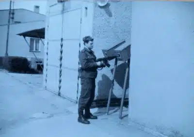 Voják na službě v bunkru v Přáslavicích