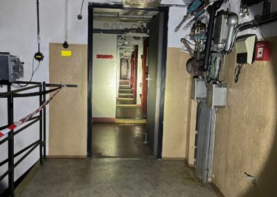 Plošina, kde se promítá kino osvětlená baterkou