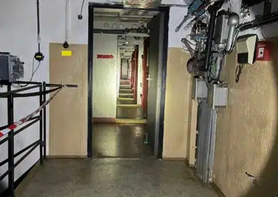 Plošina, kde se promítá kino osvětlená baterkou