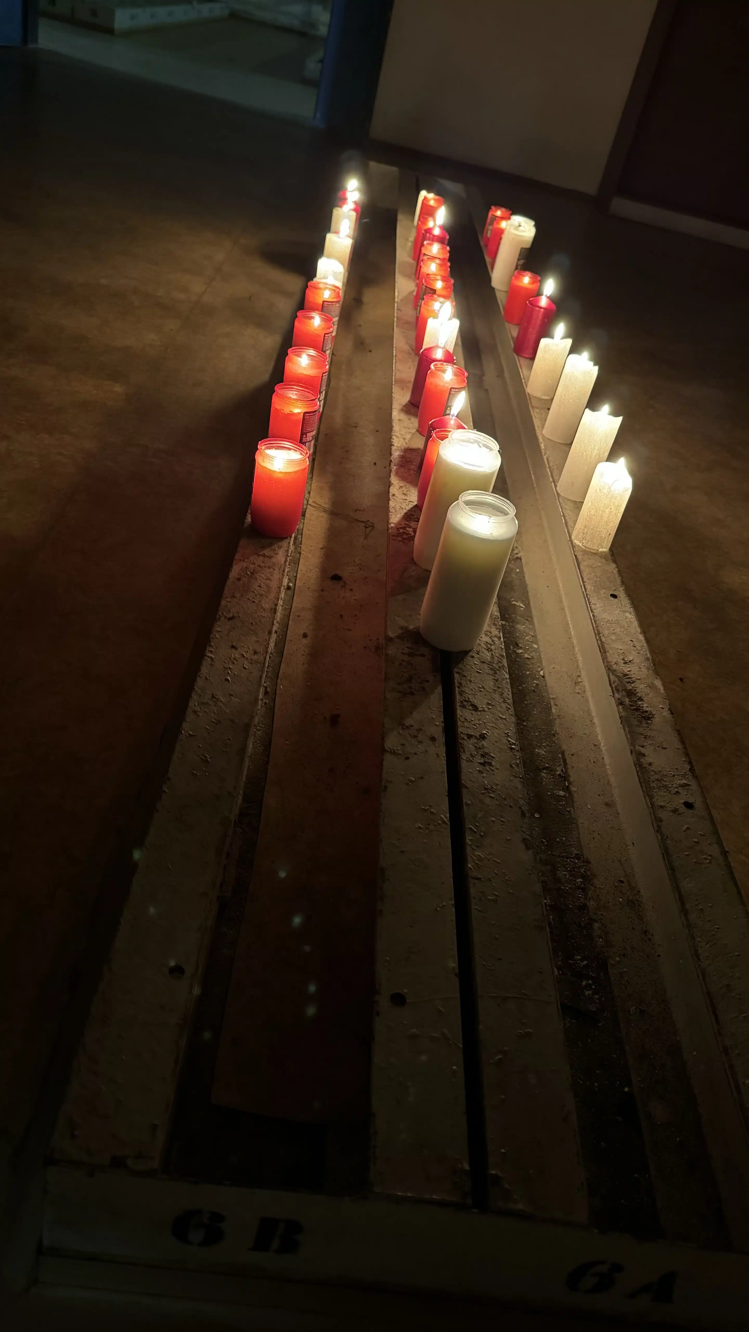 Ctíme památku zesnulých při střelbě v Praze